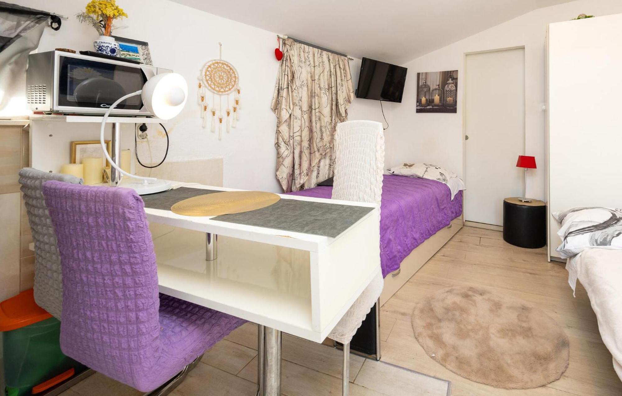 Apartament Awesome In With Kitchen